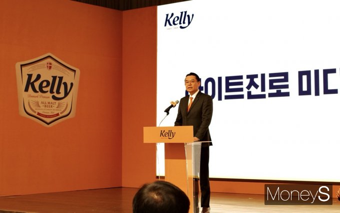 하이트진로가 새로운 맥주 브랜드 '반전라거-켈리'를 출시하며 국내 맥주 시장 1위 탈환에 나선다. 30일 열린 하이트진로 켈리 신제품 출시 기자간담회에서 김인규 하이트진로 대표가 발언하고 있다. /사진=연희진 기자