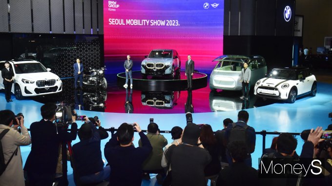 서울모빌리티쇼에 벤츠·BMW·포르쉐 등의 수입차 업체가 출격한다. 사진은 지난 30일 열린 서울모빌리티쇼 프레스데이 BMW 부스. /사진=임한별 기자