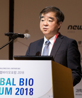 김선진 코오롱티슈진 최고의학책임자가 코오롱생명과학의 대표이사로 선임됐다. 김 대표가 2018년 글로벌 바이오포럼에서 주제 발표하고 있다. /사진=뉴스1