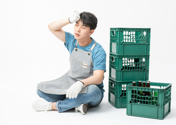 생활비를 충당하기 위해 아르바이트하는 청년들이 고충을 토로했다. /사진=이미지투데이