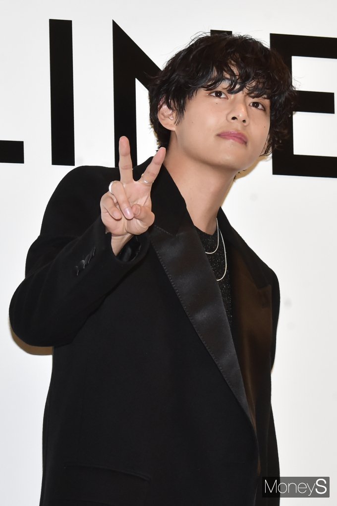 [머니S포토] BTS 뷔, 시그니처 'V'