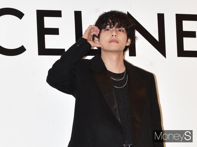[머니S포토] BTS 뷔, 무심한듯 시크한 볼하트