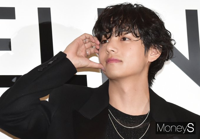 [머니S포토] BTS 뷔, 여심 흔드는 존잘 옆태