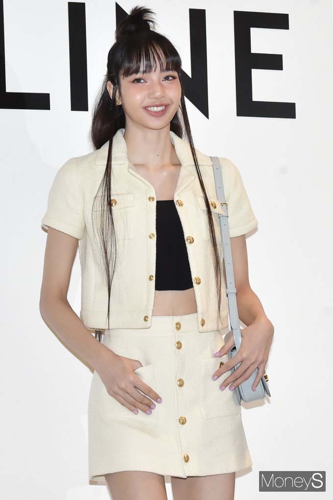 [머니S포토] 블랙핑크 리사, 입가 부드러운 미소꽃 장착