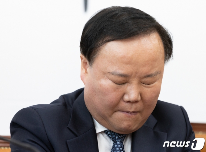 김재원 국민의힘 최고위원이 30일 오전 서울 여의도 국회에서 열린 최고위원회의에서 잠시 생각에 잠겨 있다. ⓒ News1 이재명 기자