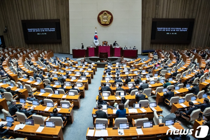 30일 오후 서울 여의도 국회에서 제404회 국회(임시회) 제1차 국회의원 선거제도 개선에 관한 결의안 심사를 위한 전원위원회가 열리고 있다. 2023.3.30/뉴스1 ⓒ News1 이재명 기자