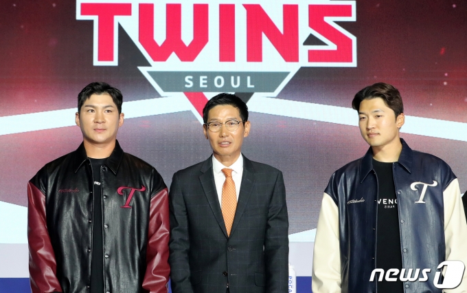 LG Ʈ 濱  ȯ, ع  30  걸 ׷ ϾƮ  ȣڿ   SOL 2023 KBO ̵̿   ִ.  SOL 2023 KBO ξ߱  4 1 Ѵ. 2023.3.30/1  News1  