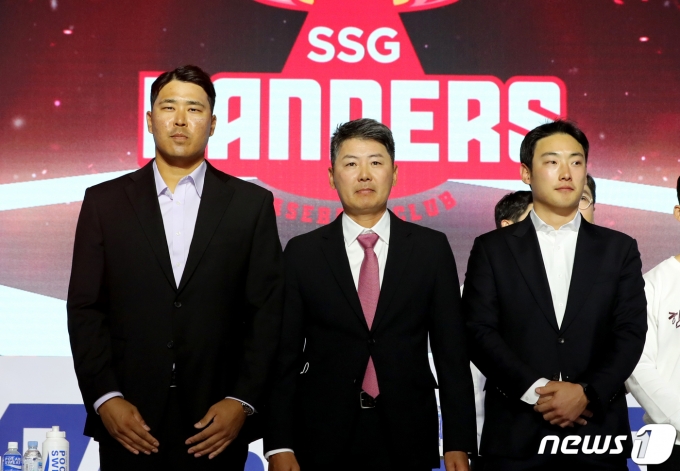 SSG 랜더스 김원형 감독과 한유섬, 최지훈 선수가 30일 서울 용산구 그랜드 하얏트 서울 호텔에서 열린 신한은행 SOL 2023 KBO 미디어데이에서 포즈를 취히고 있다. 신한은행 SOL 2023 KBO 프로야구는 오는 4월 1일 개막한다. 2023.3.30/뉴스1 ⓒ News1 장수영 기자