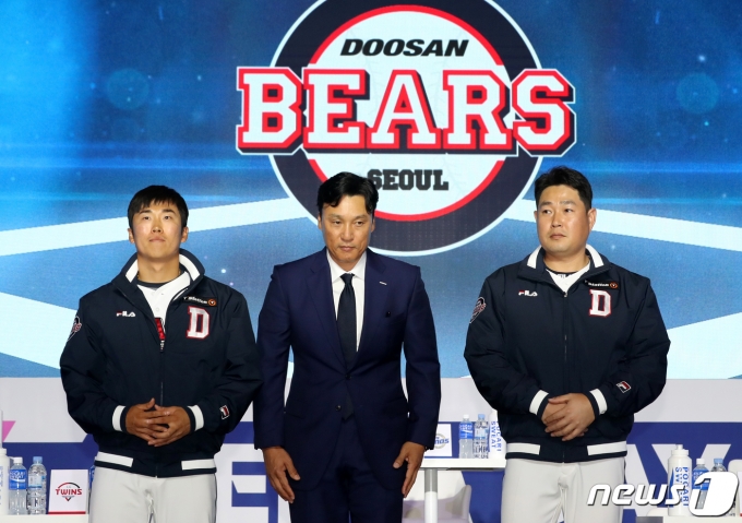 두산 베어스 이승엽 감독과 허경민, 양의지 선수가 30일 서울 용산구 그랜드 하얏트 서울 호텔에서 열린 신한은행 SOL 2023 KBO 미디어데이에서 포즈를 취히고 있다. 신한은행 SOL 2023 KBO 프로야구는 오는 4월 1일 개막한다. 2023.3.30/뉴스1 ⓒ News1 장수영 기자