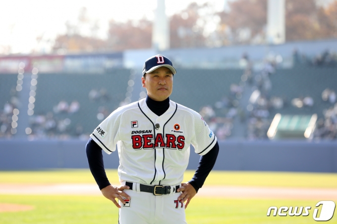 이승엽 두산 베어스 감독이 20일 오후 서울 송파구 잠실야구장에서 열린 최강몬스터즈와 두산베어스의 이벤트 경기에 앞서 그라운드에서 대기하고 있다. 2022.11.20/뉴스1 ⓒ News1 이승배 기자