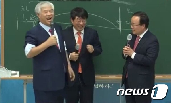 김재원 국민의힘 최고위원(오른쪽)이 지난 12일 전광훈 목사(왼쪽)의 사랑제일교회 예배에 나와 이야기를 하고 있는 모습. (유튜브 갈무리) ⓒ 뉴스1