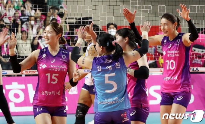 29일 오후 인천시 부평구 삼산월드체육관에서 열린 V리그 여자프로배구 챔피언 결정전 흥국생명과 한국도로공사 1차전 경기에서 3대1 세트스코어로 승리한 김연경을 비롯한 흥국생명 선수들이 환호하고 있다. 2023.3.29/뉴스1 ⓒ News1 박세연 기자