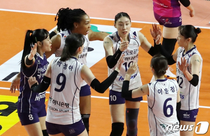 29일 오후 인천시 부평구 삼산월드체육관에서 열린 V리그 여자프로배구 챔피언 결정전 흥국생명과 한국도로공사 1차전 경기에서 한국도로공사 선수들이 득점 후 환호하고 있다. 2023.3.29/뉴스1 ⓒ News1 박세연 기자