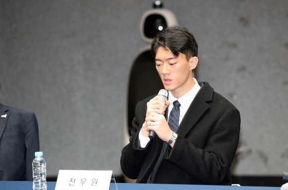 전 대통령 전두환의 손자 전우원씨가 "저희 할아버지 전두환씨는 5·18 앞에 너무나 큰 죄를 지은 죄인이자 학살자이자 가족의 구성원이다"라며 공식 사죄했다. 사진은 전우원씨가 31일 광주 서구 5·18기념문화센터에서 열린 '5·18유족, 피해자와의 만남' 행사에서 할아버지를 대신해 사죄하고 있는 모습. /사진=뉴스1