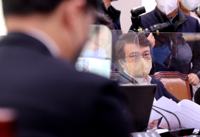 김의겸 더불어민주당 의원이 일각에서 자신이 한동훈 법무부 장관을 무서워하는 것 같다는 추측을 내놓자 "속에서 열불이 나 떤 것"이라고 해명했다. 사진은 지난해 12월7일 서울 여의도 국회에서 열린 법제사법위원회 전체회의에 참석해 한 장관을 바라보는 김 의원. /사진=뉴스1