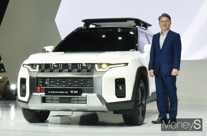 SUV 토레스 TX와 함께 선 곽재선 KG모빌리티 회장 /사진=장동규 기자