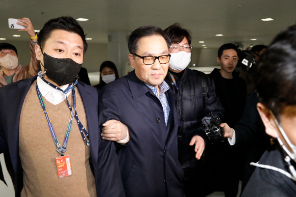  서울서부지법이 31일 조현천 전 기무사령관에 대한 영장심사를 마쳤다. 조 전 사령관에 대한 구속 여부는 이날 밤늦게 결정될 것으로 보인다. 박근혜 정부 당시 계엄령 문건 작성 의혹 핵심 인물인 조 전 사령관이 해외 도피 6년만인 지난 29일 인천국제공항 제2터미널을 통해 입국해 검찰에 체포돼 이송되고 있다. /사진=뉴시스