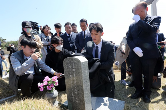 고(故) 전두환씨 손자 전우원씨가 1980년 5월 광주에서 희생된 영령들이 잠들어 있는 국립 5·18민주묘지를 31일 참배했다. /사진=뉴스1
