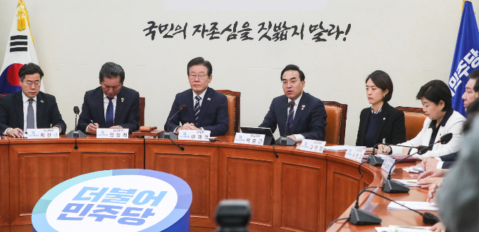 더불어민주당이 윤석열 대통령을 향해 "일본발 보도에 오보 대응을 하지 않고 있다"며 "왜 일본 언론에 꼼짝하지 못하냐"고 따져 물었다. 사진은 지난 29일 서울 여의도 국회에서 열린 민주당 최고위원회의. /사진=뉴스1