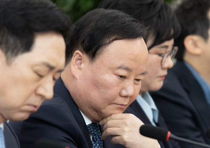 두 차례 실언으로 논란이 된 김재원 국민의힘 수석 최고위원의 중징계 여부를 두고 당 의원들이 온도차 있는 반응을 보였다. 사진은 지난 30일 서울 여의도 국회에서 열린 최고위원회의에서 생각에 잠겨 있는 김 최고위원. /사진=뉴스1