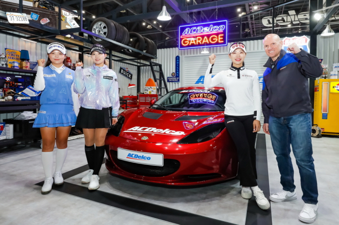 2023서울모빌리티쇼 에이씨델코(ACDelco) 부스에서 윌리엄 헨리(오른쪽) GM 해외사업부문 애프터 세일즈 서비스 부문 전무와 한국여자프로골프협회(KLPGA) 소속 선수들 /사진제공=에이씨델코