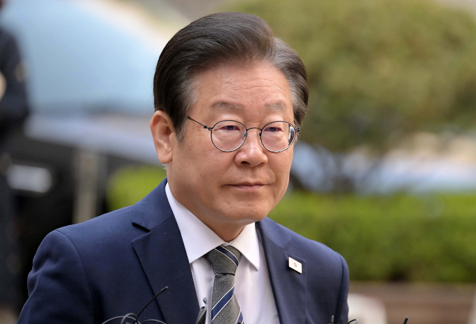 이재명 더불어민주당 대표가 자신에게 계란을 투척한 80대 남성에 대해 처벌을 원치 않는다는 의사를 밝혔다. 사진은 31일 서울 서초구 서울중앙지방법원에서 열린 공직선거법 위반 혐의 공판에 출석하는 이 대표. /사진=뉴스1