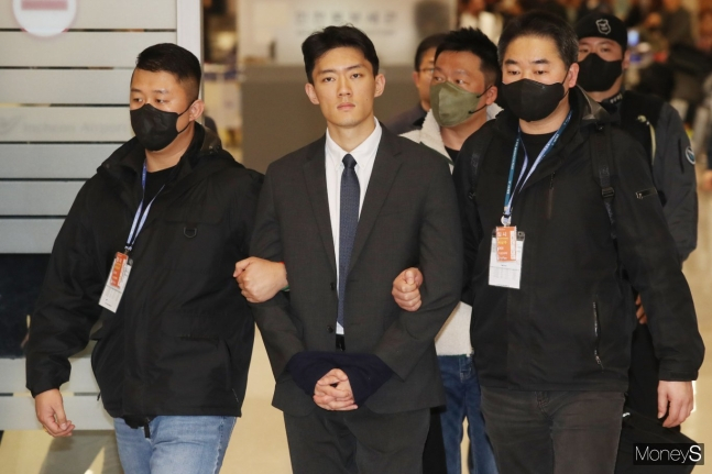 경찰이 마약투약 혐의를 받는 고 전두환 전 대통령 손자 전우원씨에 대해 출국 금지 조치를 내렸다. 사진은 전씨가 지난 28일 오전 인천 중구 인천국제공항 제2여객터미널에 도착한 모습. /사진=장동규 기자