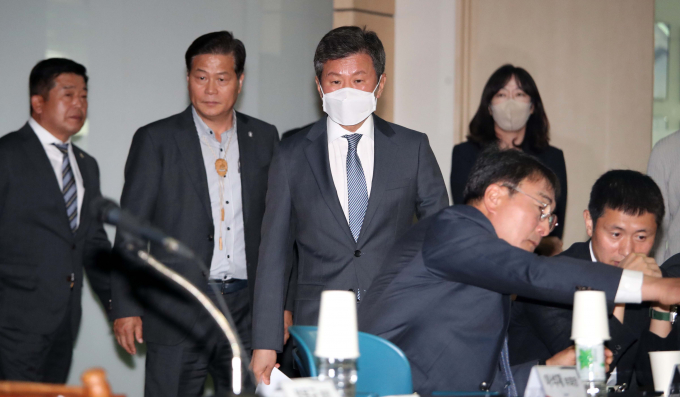 대한축구협회가 축구인 100인 사면 결정을 사흘 만에 철회로 뒤집었다. 사진은 정몽규 대한축구협회 회장이 임시 이사회에 참석하고 있다. /사진= 뉴시스
