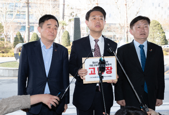 국회 교육위원회가 정순신 아들 학교폭력 관련 청문회에 불출석한 증인 정순신·송개동 변호사를 검찰에 고발했다. 김영호 국회 교육위원회 더불어민주당 간사(가운데)와 강득구, 서동용 의원이 31일 오후 서울 양천구 남부지방검찰청에서 자녀 학교폭력 진상조사 및 학교 폭력 대책 수립을 위한 청문회에 불참한 정순신, 송개동 변호사에 대한 고발장을 제출에 앞서 발언을 하는 모습. /사진=뉴스1