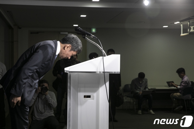정몽규 대한축구협회장이 31일 오후 서울 종로구 축구회관에서 임시 이사회를 마치고 입장을 발표한 뒤 인사하고 있다. 이날 대한축구협회는 임시 이사회를 통해 승부조작범 등 축구인 100명 사면을 전격 철회했다. 2023.3.31/뉴스1 ⓒ News1 이승배 기자