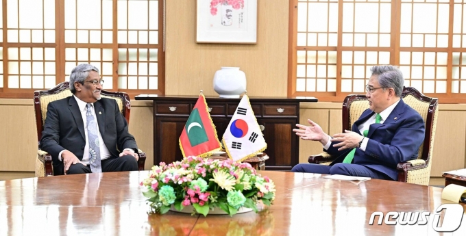 박진 외교부 장관(오른쪽)과 아메드 칼릴 몰디브 외교부 정무장관. (외교부 제공) 2023.3.31/뉴스1