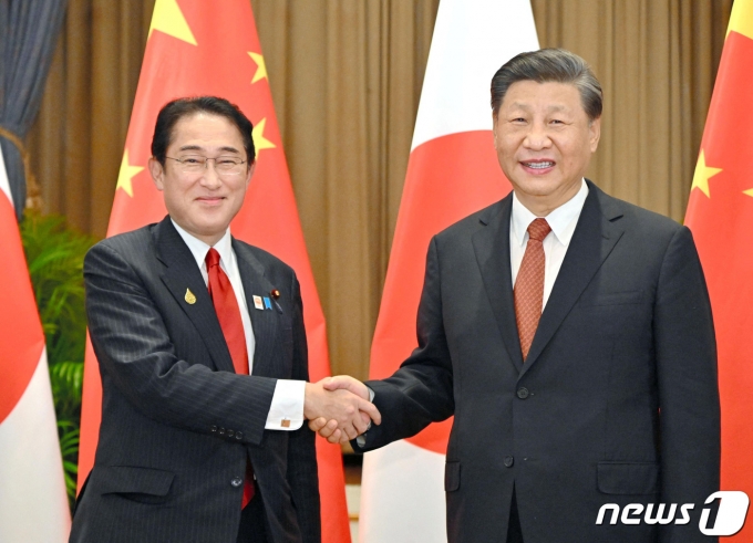 기시다 후미오(왼쪽) 일본 총리와 시진핑 중국 국가주석이 17일(현지시간) 태국 방콕에서 만나 악수를 하고 있다. 양국 정상회담은 2019년 12월 이래 3년 만이며 기시다 총리 취임 이래 처음이다. 2022.11.17 ⓒ 로이터=뉴스1 ⓒ News1 정윤미 기자