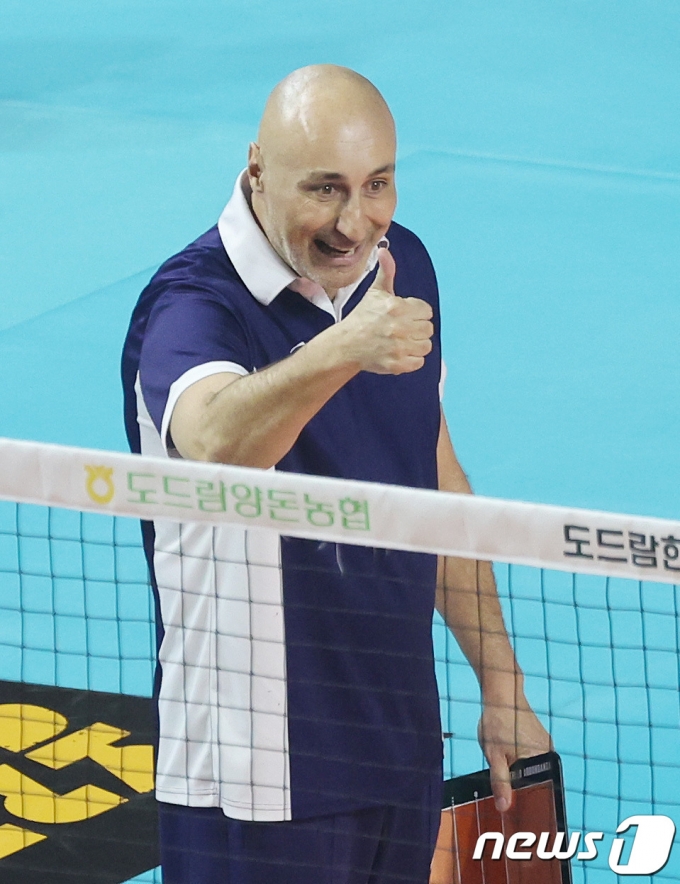 [사진] 아본단자 감독 '따봉'