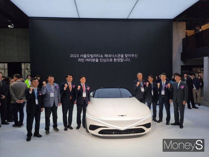 서울모빌리티쇼를 찾은 내빈들이 제네시스의 제네시스 X 콘셉트 앞에서 기념촬영을 하고 있다. /사진=박찬규 기자