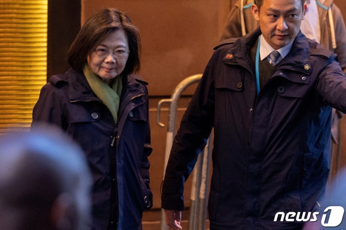 차이잉원 대만 총통이 30일(현지시간) 중남미 방문 중 뉴욕 맨해튼의 롯데 호텔을 나서고 있다. ⓒ 로이터=뉴스1 ⓒ News1 우동명 기자