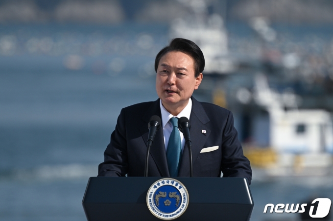 윤석열 대통령과 김건희 여사가 31일 경남 통영 영운항에서 열린 제12회 수산인의 날 기념식에 기념사를 하고 있다. (대통령실 제공) 2023.3.31/뉴스1 ⓒ News1 안은나 기자