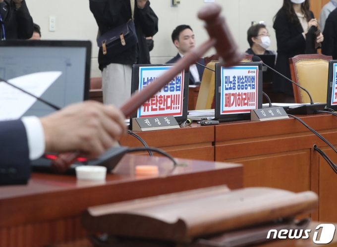 21일 서울 여의도 국회에서 열린 과학기술정보방송통신위원회 전체회의에서 정청래 위원장이 국민의힘 의원들이 퇴장한 가운데 방송법 일부개정법률안·방송문화진흥회법 일부개정법률안·한국교육방송공사법 일부개정법률안 대안에 대한 본회의 부의 요구의 건을 의결하고 있다. 2023.3.21/뉴스1 ⓒ News1 허경 기자