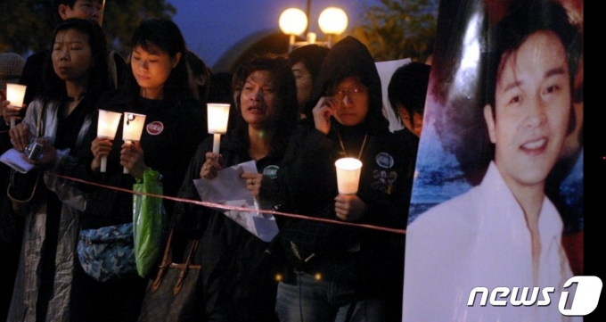2004년 4월1일 홍콩에서 팬들이 배우이자 가수였던 장국영의 사망 1주기를 기념하기 위해 촛불을 들고 있다. 2004.04.01ⓒ AFP=뉴스1