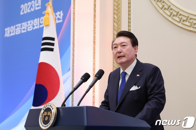 윤석열 대통령이 27일 오후 청와대 영빈관에서 열린 2023년도 재외공관장 초청 만찬에서 만찬사를 하고 있다. (대통령실 제공) 2023.3.27/뉴스1 ⓒ News1 오대일 기자