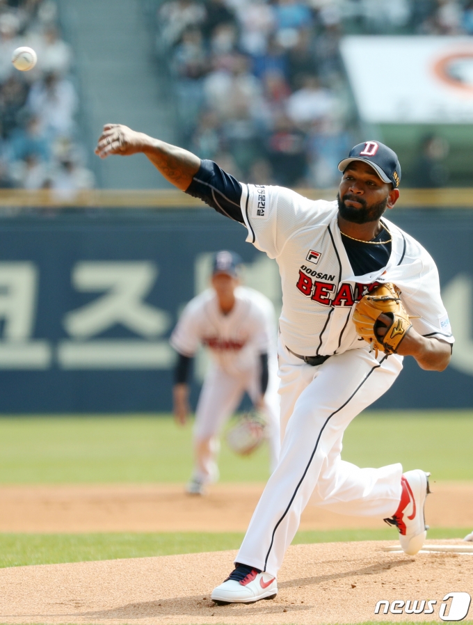 1일 오후 서울 송파구 잠실야구장에서 열린 2023 신한 SOL KBO리그 개막전 롯데 자이언츠와 두산 베어스의 경기, 두산 선발 알칸타라가 1회초 힘차게 공을 던지고 있다. 2023.4.1/뉴스1 ⓒ News1 김진환 기자