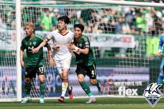 전북과 포항의 경기 모습(한국프로축구연맹 제공)