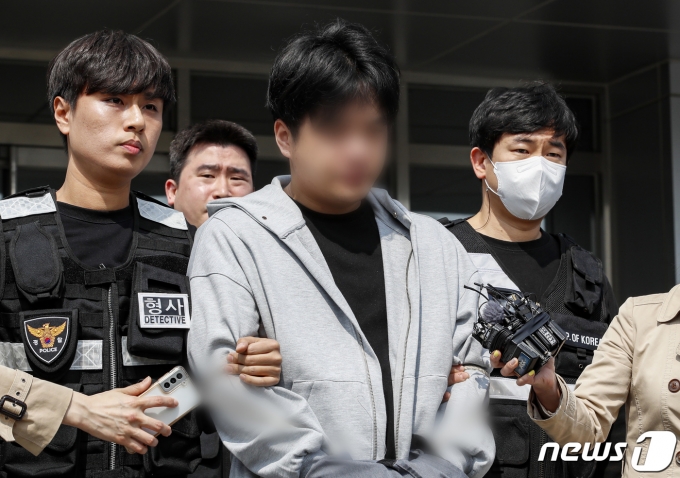 마약류 관리에 관한 법률 위반 혐의로 구속영장이 청구된 남경필 전 경기도지사의 장남 남모 씨가 1일 오후 구속 전 피의자 심문(영장실질심사)에 출석하기 위해 경기도 용인동부경찰서에서 나오고 있다. 앞서 남씨는 지난달 23일에도 같은 혐의로 경찰에 체포 되었으나 법원이 25일 구속영장을 기각해 석방되었다. 2023.4.1/뉴스1 ⓒ News1 김도우 기자