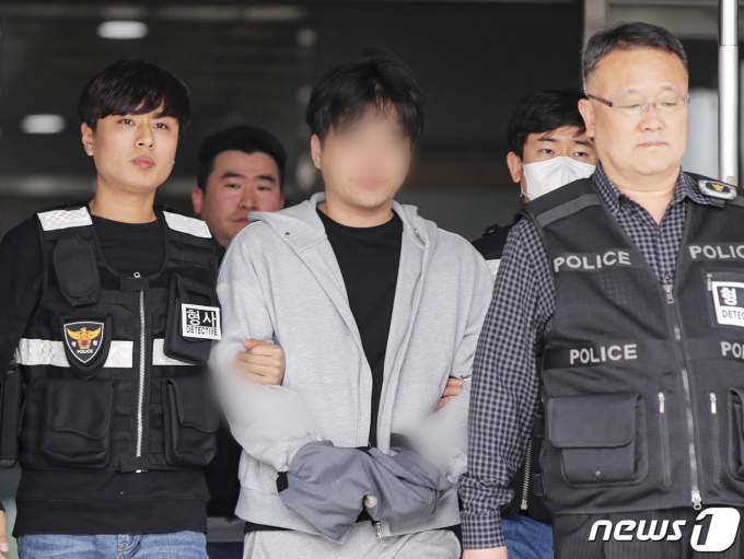 마약류 관리에 관한 법률 위반 혐의로 구속영장이 청구된 남경필 전 경기도지사의 장남 남모 씨가 1일 오후 구속 전 피의자 심문(영장실질심사)에 출석하기 위해 경기도 용인동부경찰서에서 나오고 있다.  2023.4.1/뉴스1 ⓒ News1 김도우 기자