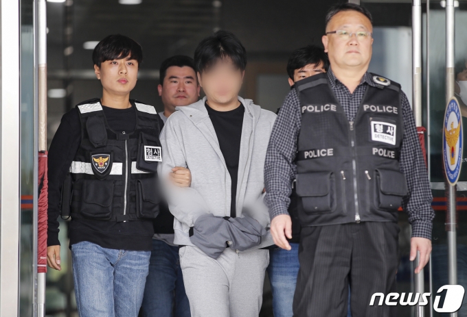 마약류 관리에 관한 법률 위반 혐의로 구속영장이 청구된 남경필 전 경기도지사의 장남 남모 씨가 1일 오후 구속 전 피의자 심문(영장실질심사)에 출석하기 위해 경기도 용인동부경찰서에서 나오고 있다. 2023.4.1/뉴스1 ⓒ News1 김도우 기자