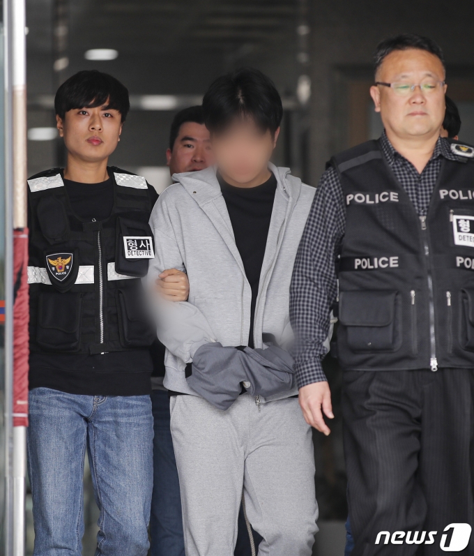 마약류 관리에 관한 법률 위반 혐의로 구속영장이 청구된 남경필 전 경기도지사의 장남 남모 씨가 1일 오후 구속 전 피의자 심문(영장실질심사)에 출석하기 위해 경기도 용인동부경찰서에서 나오고 있다. 2023.4.1/뉴스1 ⓒ News1 김도우 기자