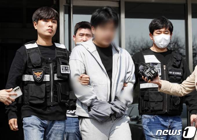 마약류 관리에 관한 법률 위반 혐의로 구속영장이 청구된 남경필 전 경기도지사의 장남 남모 씨가 1일 오후 구속 전 피의자 심문(영장실질심사)에 출석하기 위해 경기도 용인동부경찰서에서 나오고 있다.  2023.4.1/뉴스1 ⓒ News1 김도우 기자