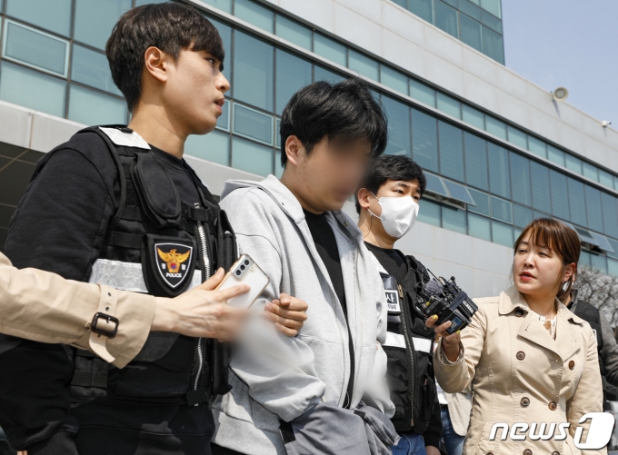 마약류 관리에 관한 법률 위반 혐의로 구속영장이 청구된 남경필 전 경기도지사의 장남 남모 씨가 1일 오후 구속 전 피의자 심문(영장실질심사)에 출석하기 위해 경기도 용인동부경찰서에서 나오고 있다.  2023.4.1/뉴스1 ⓒ News1 김도우 기자