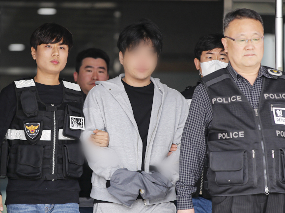 남경필 전 경기도지사의 장남 남모씨(가운데)가 1일 구속 전 피의자 심문(영장 실질심사)에 출석하기 위해 경기도 용인동부경찰서에서 나오고 있다. 남모씨는 영장 실질심사에서 구속영장을 발부받았다. /사진=뉴스1