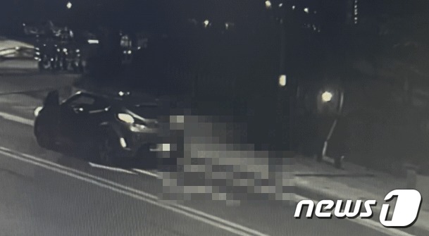 지난달 29일 밤 11시48분쯤 강남구 역삼동 한 아파트 앞에서 피해자가 납치되고 있다.(영상 = 독자제공)