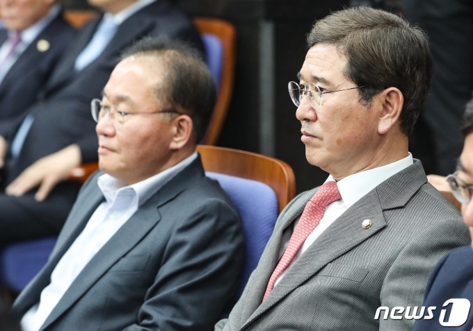 윤재옥·김학용 국민의힘 의원이 30일 서울 여의도 국회에서 열린 의원총회에 참석해 있다. 2023.3.30/뉴스1 ⓒ News1 허경 기자